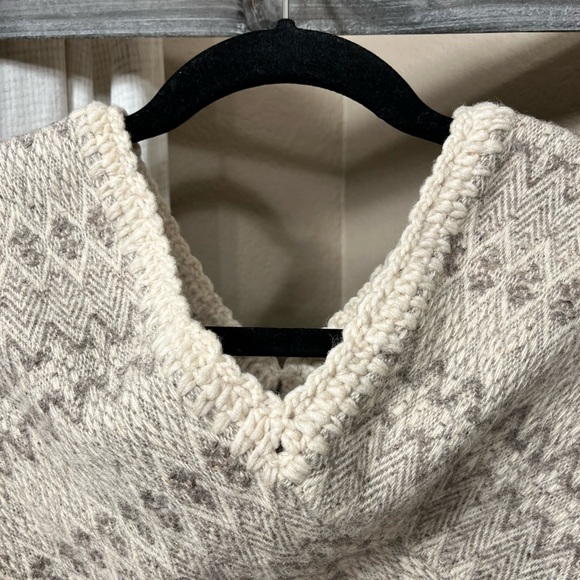 NWOT WOOL w/KNIT TASSELS PONCHO/SHAWL - Picture 3 of 8